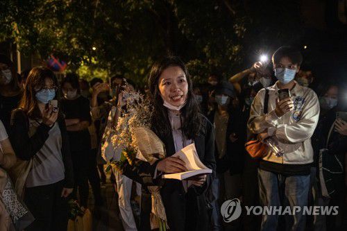 중국 미투 운동 선구자 저우샤오쉬안(EPA=연합뉴스) 중국 미투 운동의 선구자로 불리는 저우샤오쉬안이 2021년 9월 베이징의 법원 앞에서 지지자들에게 발언하는 모습. [연합뉴스 자료사진] 2023.9.26.