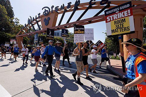 월트디즈니 스튜디오 앞에서 파업 시위 중인 할리우드 작가와 배우들[로이터 연합뉴스 자료사진. 재판매 및 DB 금지]