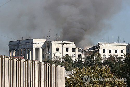 우크라이나군의 폭격으로 연기가 치솟는 러 흑해함대 본부[타스 연합뉴스자료사진. 재판매 및 DB 금지]