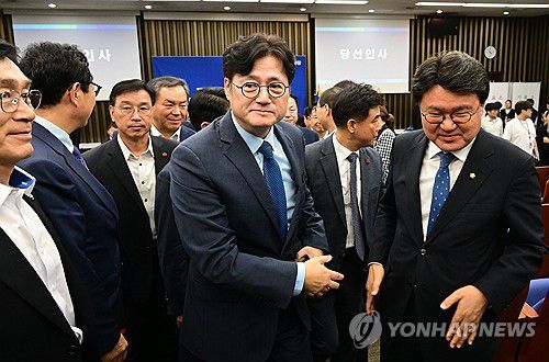 의원들과 인사하는 홍익표 신임 원내대표(서울=연합뉴스) 한상균 기자 = 더불어민주당 홍익표 신임 원내대표가 26일 국회에서 열린 원내대표 보궐선거 의원총회에서 의원들과 인사하고 있다. 2023.9.26 [공동취재] xyz@yna.co.kr