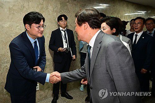 의원들과 인사하는 홍익표 신임 원내대표(서울=연합뉴스) 한상균 기자 = 더불어민주당 홍익표 신임 원내대표가 26일 국회에서 열린 원내대표 보궐선거 의원총회에서 의원들과 인사하고 있다. 2023.9.26 [공동취재] xyz@yna.co.kr