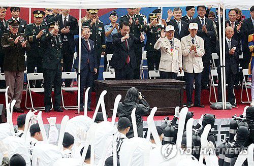 시가행진 장병들에게 엄지척하는 윤석열 대통령(서울=연합뉴스) 진성철 기자 = 건군 75주년 국군의날 시가행진이 열린 26일 서울 광화문 광장 관람무대에서 윤석열 대통령이 장병들의 시가행진을 지켜보며 엄지손가락을 들어보이고 있다. 2023.9.26 [대통령실통신사진기자단] zjin@yna.co.kr