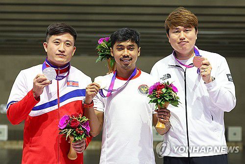 동메달 한국 정유진, 은메달 북한 권광일(항저우=연합뉴스) 신현우 기자 = 26일 중국 항저우 푸양 인후 스포츠센터에서 열린 제19회 항저우 아시안게임 남자 10ｍ 러닝타깃 혼합 개인전에서 동메달을 딴 정유진과 은메달을 딴 북한 권광일이 기념 촬영하고 있다. 가운데는 금메달을 딴 인도네시아 무함마드 세자테라 드위 푸트라. 2023.9.26 nowwego@yna.co.kr