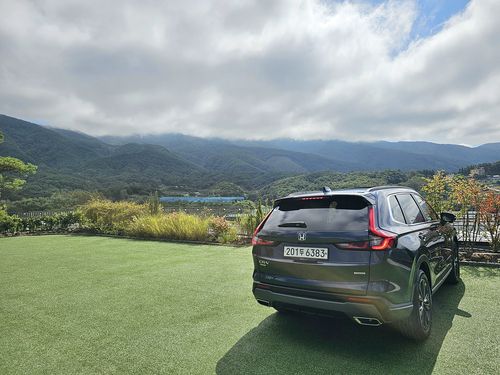 춘천의 한 카페에 세워진 혼다 올 뉴 CR-V 하이브리드[촬영 임성호]