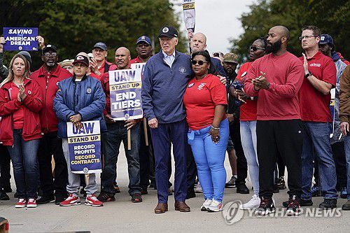 파업 근로자들과 포즈 취한 바이든(AP.연합뉴스)