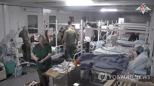 러시아 평화유지군 의료 시설에서 치료를 받는 아르메니아계 주민[로이터 연합뉴스 자료 사진. 러시아 국방부 제공. 재판매 및 DB 금지]