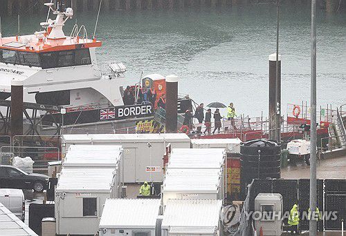 브레이버먼 장관이 작년 11월 도버 국경을 방문할 때 모습 [로이터=연합뉴스 자료사진]