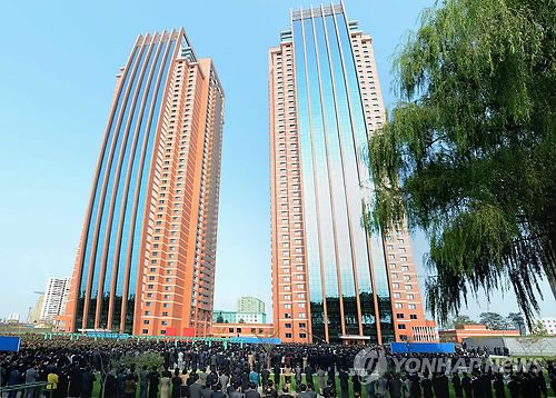 북한 김책 공대 아파트(평양 조선중앙통신=연합뉴스) 18일 준공된 북한 김책 공업종합대학 교육자 살림집(아파트). 2014.10.19 photo@yna.co.kr