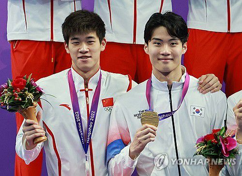 황선우-판잔러, 좋은 라이벌(항저우=연합뉴스) 홍해인 기자 = 황선우(오른쪽)가 25일 중국 항저우 올림픽 스포츠센터 수영장에서 열린 2022 항저우 아시안게임 수영 이틀째, 남자 800m 계영 결승에서 금메달을 획득한 뒤 시상식에서 은메달 중국 판잔러와 어깨동무를 한 채 기념 촬영을 하고 있다. 2023.9.25 hihong@yna.co.kr