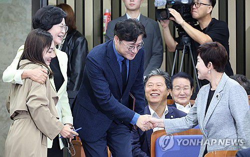 웃으며 시작하는 민주당 의총(서울=연합뉴스) 한상균 기자 = 더불어민주당 홍익표 원내대표가 27일 국회에서 열린 의원총회에 참석하고 있다. 2023.9.27 xyz@yna.co.kr