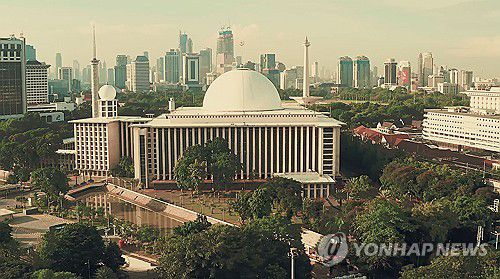 아세안 관광 홍보 영상 중 '인도네시아 이스티끌랄 모스크' 스틸컷(서울=연합뉴스) 한-아세안센터가 27일 공개한 '아세안 건축 여행' 영상 중 인도네시아 이스티끌랄 모스크 스틸컷. 2023.9.27 [한-아세안센터 제공. 재판매 및 DB 금지]