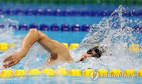 역영하는 황선우(항저우=연합뉴스) 이지은 기자 = 27일 중국 항저우 올림픽 스포츠센터 수영장에서 열린 2022 항저우 아시안게임 수영 남자 자유형 200ｍ 결승에 출전한 황선우가 역영하고 있다. 결과는 금메달. 2023.9.27 jieunlee@yna.co.kr