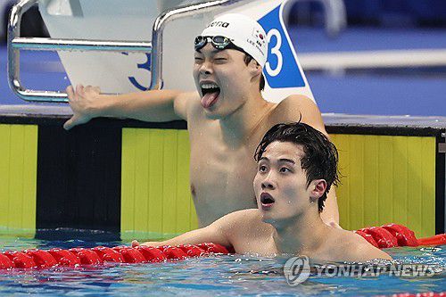 기록 확인하는 황선우와 이호준(항저우=연합뉴스) 이지은 기자 = 27일 중국 항저우 올림픽 스포츠센터 수영장에서 열린 2022 항저우 아시안게임 수영 남자 자유형 200ｍ 결승에서 역영을 펼친 황선우와 이호준이 기록을 확인하고 있다.  2023.9.27 jieunlee@yna.co.kr