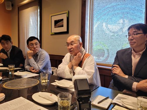 특파원단과 간담회하는 법륜스님(워싱턴=연합뉴스) 김동현 특파원 = 미국을 방문한 법륜스님이 27일(현지시간) 버지니아주의 한 식당에서 열린 특파원 간담회에서 발언하고 있다. 2023.9.27