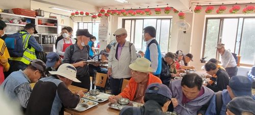 원각사 무료급식소에서 식사하는 노인들[원각사 무료급식소 제공. 재판매 및 DB 금지]