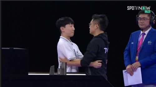 경기 종료 후 포옹하는 김관우(왼쪽)와 대만의 샹여우린[스포티비 캡처. 재판매 및 DB 금지]