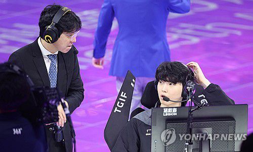 게임 준비(항저우=연합뉴스) 형민우 기자 = 28일 오전 중국 저장성 항저우 E스포츠 센터에서 열린 2022 항저우 아시안게임 e스포츠 리그 오브 레전드(LoL) 한국과 중국의 준결승전에서 한국의 '쵸비' 정지훈이 준비를 하고 있다. 2023.9.28 minu21@yna.co.kr