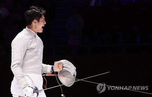 '금메달이다'(항저우=연합뉴스) 김인철 기자 = 28일 중국 항저우 전자대학 체육관에서 열린 19회 항저우 아시안게임 펜싱 남자 사브르 단체 결승전에서 중국에게 승리하며 금메달을 확정 지은 오상욱이 기뻐하고 있다. 2023.9.28 yatoya@yna.co.kr