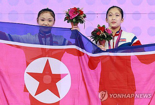 안창옥-김선향, 인공기 들고 시상대에(항저우=연합뉴스) 홍해인 기자 = 북한 안창옥(오른쪽)과 김선향이 28일 중국 항저우 황룽 스포츠센터 체육관에서 열린 2022 항저우 아시안게임 여자 기계체조 도마 결선에서 각각 금메달과 동메달을 차지한 뒤 시상식에서 인공기를 들고 기념촬영을 하고 있다. 2023.9.28 hihong@yna.co.kr