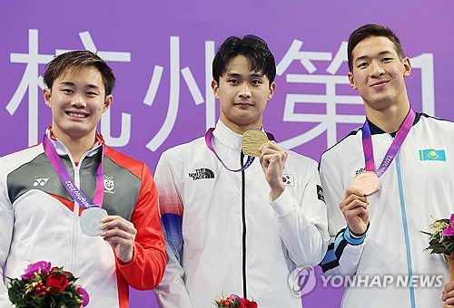 금메달 든 백인철(항저우=연합뉴스) 류영석 기자 = 2022 항저우 아시안게임 수영 남자 접영 50ｍ에서 금메달을 획득한 백인철이 28일 중국 항저우 올림픽 스포츠센터 수영장에서 열린 메달 수여식에서 금메달을 들고 기념 촬영을 하고 있다. 2023.9.28 ondol@yna.co.kr