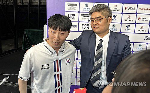 겜 고인물' 마흔넷 김관우, 스트리트 파이터로 AG 금메달(항저우=연합뉴스) 안홍석 기자 = 28일 28일 중국 항저우 e스포츠센터에서 열린 2022아시안게임 스트리트 파이터 V 결승전에서 대만의 샹여우린을 세트 점수 4-3으로 물리치고 우승을 차지한 김관우가 강성훈 감독과 기자들의 질문에 답하고 있다. 2023.9.28 ahs@yna.co.kr