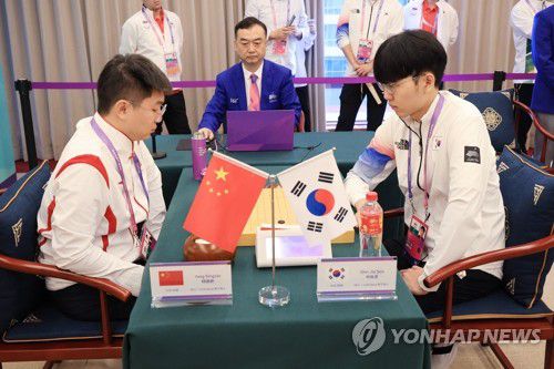 아시안게임 바둑 한중전 치르는 신진서(항저우 로이터=연합뉴스) 한국 바둑의 신진서(오른쪽) 9단이 24일 중국 항저우에서 중국의 양딩신 9단을 상대로 제19회 항저우 아시안게임 남자 개인전 예선 1라운드 경기를 치르고 있다. 바둑은 2010년 광저우 대회 이후 13년 만에 다시 아시안게임 정식 종목으로 채택됐다. 2023.09.24 clynnkim@yna.co.kr