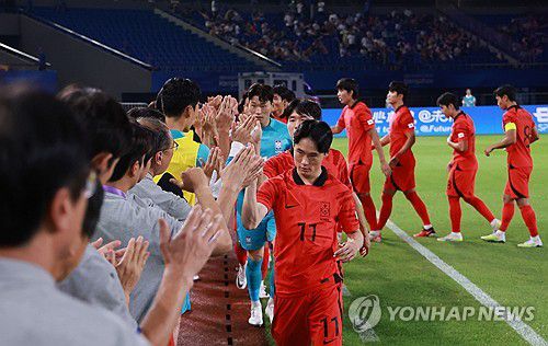 승리를 준비하는 하이파이브(진화[중국]=연합뉴스) 홍해인 기자 = 27일 중국 저장성 진화 스포츠센터 스타디움에서 열린 2022 항저우 아시안게임 남자축구 16강전 대한민국과 키르기스스탄의 경기.      선발 출전하는 대한민국 선수들이 황선홍 감독 등 코칭스태프와 하이파이브를 하고 있다. 2023.9.27 hihong@yna.co.kr