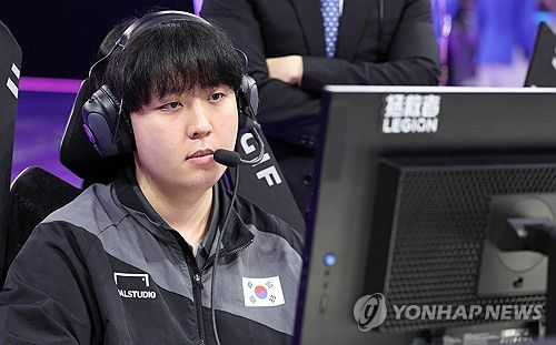 준비하는 '카나비' 서진혁(항저우=연합뉴스) 형민우 기자 = 28일 오전 중국 저장성 항저우 E스포츠 센터에서 열린 2022 항저우 아시안게임 e스포츠 리그 오브 레전드(LoL) 한국과 중국의 준결승전에서 한국의 '카나비' 서진혁이 경기 준비를 하고 있다. 2023.9.28 minu21@yna.co.kr