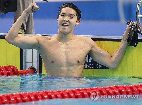 김우민 자유형 800m 금메달(항저우=연합뉴스) 류영석 기자 = 28일 중국 항저우 올림픽 스포츠센터 수영장에서 열린 2022 항저우 아시안게임 수영 남자 접영 50ｍ 결승에 출전한 김우민이 금메달을 확정지은 뒤 환호하고 있다. 2023.9.28 ondol@yna.co.kr