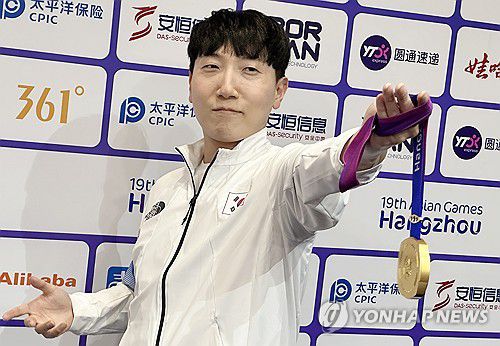 금메달 들어보이는 김관우(항저우=연합뉴스) 안홍석 기자 = 28일 중국 항저우 e스포츠센터에서 열린 2022 항저우 아시안게임(AG) 스트리트 파이터 V 결승전에서 대만의 샹여우린을 세트 점수 4-3으로 물리치고 금메달을 획득한 뒤 공동취재구역(믹스트존)에서 취재진을 향해 포즈를 취하고 있다. 2023.9.28 ahs@yna.co.kr