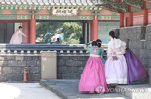 제주목관아 찾은 중국인 관광객(제주=연합뉴스) 변지철 기자 = 추석인 29일 중국인 관광객들이 제주목관아를 찾아 사진을 찍으며 관광을 즐기고 있다. 2023.9.29 bjc@yna.co.kr