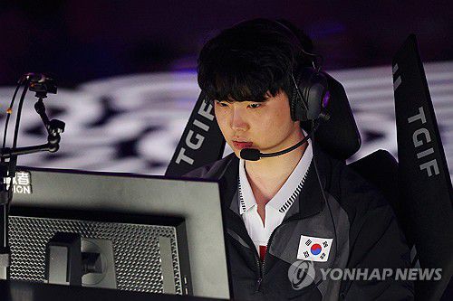 경기 집중한 쵸비(항저우=연합뉴스) 신현우 기자 = 29일 중국 저장성 항저우 e스포츠 센터에서 열린 제19회 항저우 아시안게임 e스포츠 리그 오브 레전드(LoL) 결승에서 한국 '쵸비' 정지훈이 대만을 상대하고 있다. 2023.9.29 nowwego@yna.co.kr