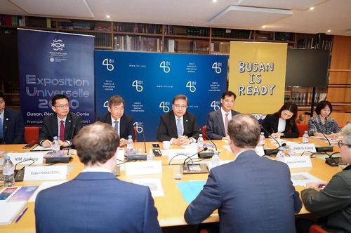 (파리=연합뉴스) 박진 외교부 장관이 29일(현지시간) 프랑스 파리에 있는 국제관계연구소에서 '글로벌 중추 국가'로서 한국의 외교 비전을 소개하고 있다. [외교부 제공. 재판매 및 DB 금지]