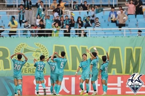 안산 윤주태의 페널티킥 동점골을 기뻐하는 선수들[한국프로축구연맹 제공. 재판매 및 DB 금지]
