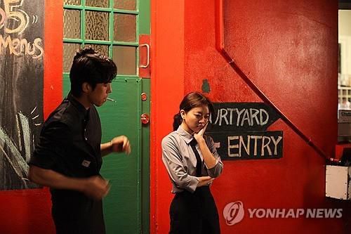 부산국제영화제 개막작 '한국이 싫어서'(부산=연합뉴스) 제28회 부산국제영화제 개막작 '한국이 싫어서' 한 장면. [부산국제영화제 제공. 재판매 및 DB 금지]