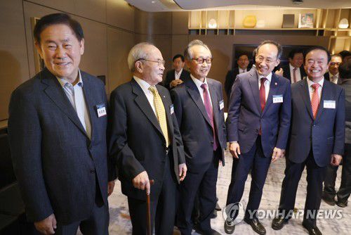 컨퍼런스 참석한 최경환(서울=연합뉴스) 신준희 기자 = 지난 5월 25일 여의도 페어몬트호텔에서 열린 ‘경제개발 5개년 계획 수립 60주년 기념 국제 컨퍼런스’에 참석한 추경호 부총리 겸 기획재정부 장관이 최경환 전 장관(맨 왼쪽) 등 전직 경제 관련 부처장들과 환담을 하고 있다. 2023.5.25 hama@yna.co.kr