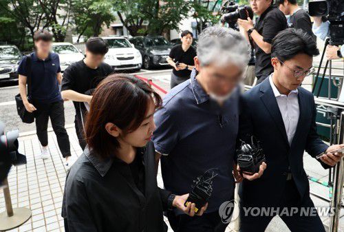 '5종목 하한가' 주식카페 운영자, 영장실질심사 출석(서울=연합뉴스) 윤동진 기자 = ‘5개 종목 하한가 사태'와 관련해 온라인 주식정보 카페 운영자 강모 씨(앞) 등 3명이 12일 오전 양천구 서울남부지법에서 열리는 영장실질심사에 출석하고 있다.     운영자 강씨와 카페에서 함께 활동한 손모·박모씨 등 총 3명은 동일산업·동일금속·만호제강·대한방직·방림 등 5개 종목 주문을 반복하면서 통정매매 등 수법으로 주가를 띄우고 359억원의 부당이득을 취한 혐의(자본시장법 위반)를 받는다. 2023.7.12 mon@yna.co.kr