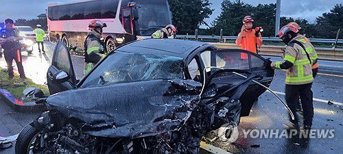 차량 사고(제주=연합뉴스 자료사진) 21일 오전 5시 28분께 제주시 애월읍 고성교차로에서 차량 5대가 연쇄 충돌하는 사고가 발생해 1명이 숨지고 7명이 다쳤다. 사진은 사고 현장 모습. 2023.9.21 [제주도 소방안전본부 제공. 재판매 및 DB 금지] dragon.me@yna.co.kr