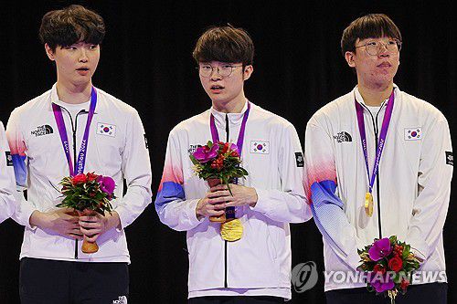 금메달 목에 건 쵸비-페이커-룰러(항저우=연합뉴스) 신현우 기자 = 29일 중국 저장성 항저우 e스포츠 센터에서 열린 제19회 항저우 아시안게임 e스포츠 리그 오브 레전드(LoL)에서 금메달을 딴 한국 선수들이 시상대에 올라 있다. 왼쪽부터 '쵸비' 정지훈, '페이커' 이상혁, '룰러' 박재혁. 2023.9.29 nowwego@yna.co.kr