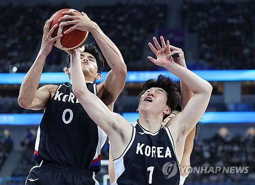 '내가 잡았다'(항저우=연합뉴스) 이지은 기자 = 30일 중국 저장성 항저우의 올림픽 스포츠센터에서 열린 2022 항저우 아시안게임 남자 농구 조별리그 D조 대한민국과 일본의 경기. 하윤기와 이정현이 리바운드볼을 볼을 잡으려고 하고 있다. 2023.9.30 jieunlee@yna.co.kr