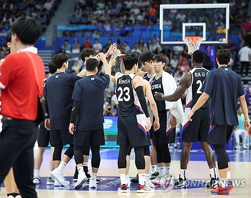 아쉬움 속 끝난 한일전(항저우=연합뉴스) 이지은 기자 = 30일 중국 저장성 항저우의 올림픽 스포츠센터에서 열린 2022 항저우 아시안게임 남자 농구 조별리그 D조 대한민국과 일본의 경기. 대한민국 선수들이 83대77로 경기에 진 뒤 손을 모으고 있다. 2023.9.30 jieunlee@yna.co.kr