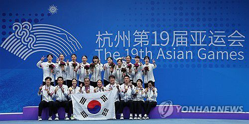 아시아 정상 오른 배드민턴 여자 대표팀(항저우=연합뉴스) 신현우 기자 = 1일 중국 저장성 항저우 빈장체육관에서 열린 항저우 아시안게임 배드민턴 여자 단체 결승에서 중국에 승리하며 금메달을 딴 한국 선수들과 코치진이 기념 촬영하고 있다. 2023.10.1 nowwego@yna.co.kr