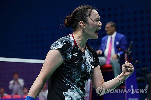 포효하는 김가은(항저우=연합뉴스) 신현우 기자 = 1일 중국 저장성 항저우 빈장체육관에서 열린 항저우 아시안게임 배드민턴 여자 단체 결승에서 한국 김가은이 중국 허빙자오를 상대하며 득점에 성공하자 포효하고 있다. 2023.10.1 nowwego@yna.co.kr