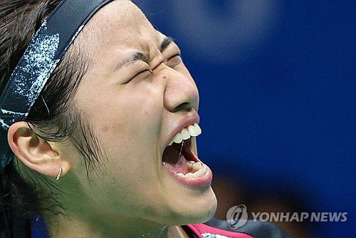 포효하는 안세영(항저우=연합뉴스) 신현우 기자 = 1일 중국 저장성 항저우 빈장체육관에서 열린 항저우 아시안게임 배드민턴 여자 단체 결승에서 한국 안세영이 중국 천위페이를 상대로 승리한 뒤 기뻐하고 있다. 2023.10.1 nowwego@yna.co.kr