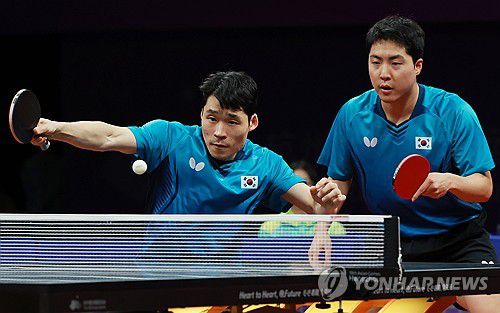 '한 점씩 따라가자!'(항저우=연합뉴스) 홍해인 기자 = 1일 중국 항저우의 궁수 캐널 스포츠파크 체육관에서 2022 항저우 아시안게임(AG) 탁구 남자 복식 결승, 대한민국 임종훈-장우진 조와 중국 판전둥-왕추친 조의 경기가 펼치지고 있다. 2023.10.1 hihong@yna.co.kr