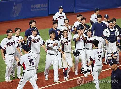 한국 야구, 출발이 좋다(항저우=연합뉴스) 박동주 기자 = 1일 중국 저장성 항저우 인근 사오싱 야구·소프트볼 스포츠센터 제1구장에서 열린 항저우 아시안게임 야구 B조 조별리그 한국과 홍콩의 경기에서 승리한 한국 선수들이 기뻐하고 있다. 2023.10.1 pdj6635@yna.co.kr