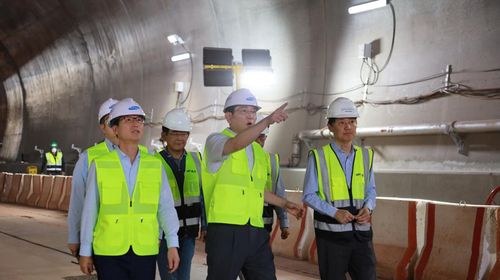 사우디 네옴시티 공사 현장 둘러보는 이재용 삼성전자 회장(서울=연합뉴스) 이재용 삼성전자 회장이 1일(현지시간) 사우디아라비아 서북부 타북주(州)에서 삼성물산이 참여하는 '네옴(NEOM)' 신도시의 지하 터널 공사 현장을 점검하고 있다. 이 회장은 추석 연휴인 지난 달 28일부터 이날까지 사우디와 이스라엘·이집트를 찾아 현지 사업장에서 근무 중인 임직원들을 격려하고 사업 확대 방안을 논의했다. 2023.10.2 [삼성전자 제공. 재판매 및 DB 금지]