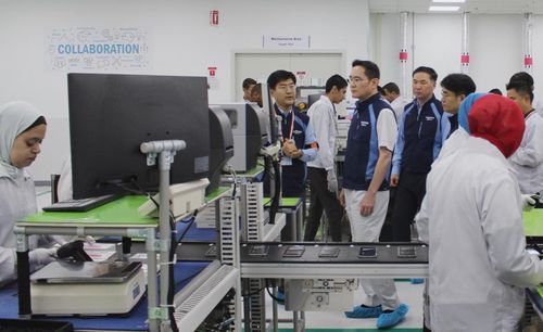 삼성전자 이집트 공장 방문한 이재용 삼성전자 회장(서울=연합뉴스) 이재용 삼성전자 회장이 1일(현지시간) 이집트 중부 베니수에프주(州)에 위치한 삼성전자 TV·모바일 공장을 찾아 가동 현황을 점검하고 있다. 이 회장은 추석 연휴인 지난 달 28일부터 이날까지 사우디아라비아와 이스라엘·이집트를 찾아 현지 사업장에서 근무 중인 임직원들을 격려하고 사업 확대 방안을 논의했다. 2023.10.2 [삼성전자 제공. 재판매 및 DB 금지]