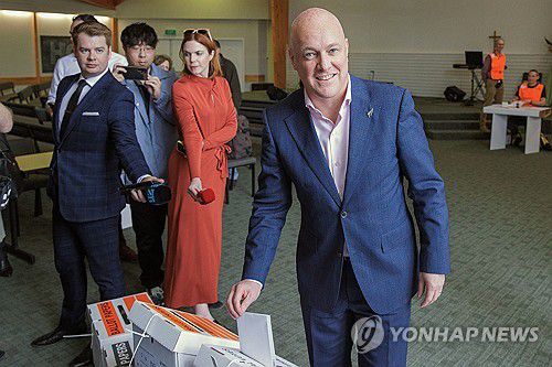 뉴질랜드 사전선거(오클랜드 로이터=연합뉴스) 2일(현지시간) 뉴질랜드 오클랜드에서 야당인 국민당의 크리스토퍼 럭슨 대표가 오는 14일 총선을 앞두고 사전투표를 하고 있다. 2023.10.2. photo@yna.co.kr