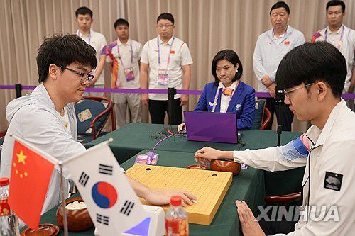 커제와 남자단체 예선 4라운드를 치르는 신진서[신화=연합뉴스]